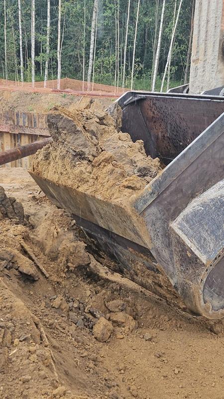 Просеивающий ковш на Hitachi-450. Экономичное решение для переработки грунта